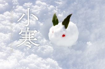 二十四節気「小寒」を表すメインビジュアル。雪景色の中に兎を模した雪玉を配し、寒さが本格化する時期の情景を表現した季節イメージ