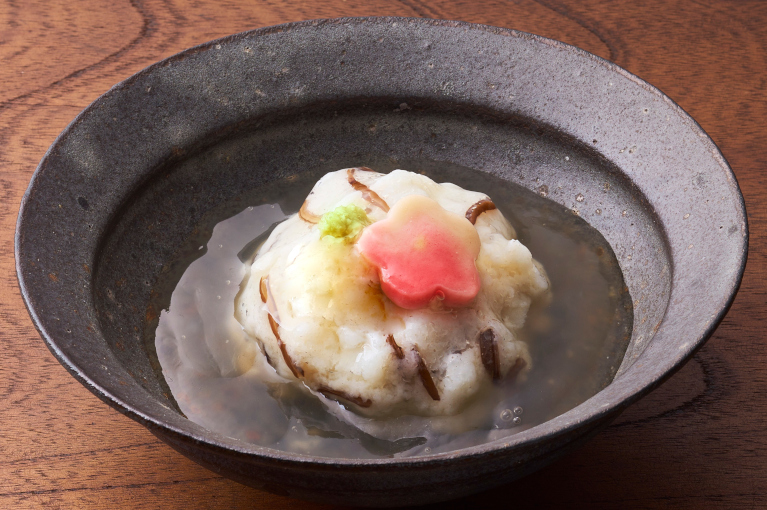 甘鯛をすりおろした蕪でふんわり包み、出汁あんを合わせたかぶら蒸し。紅白の麩と山葵を添えた上品な和食椀物